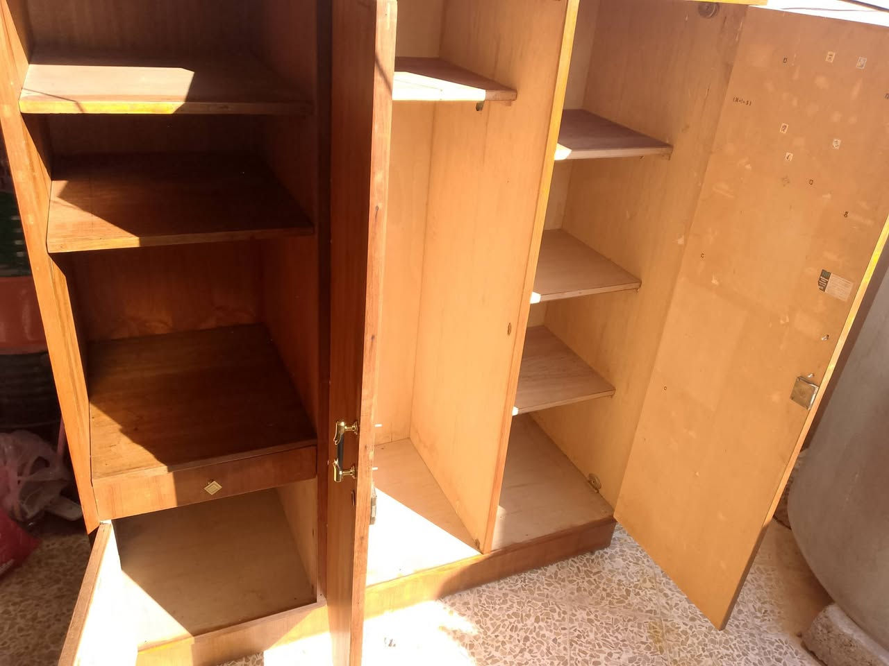 قنصور للبيع
بابين ورفوف كومدينه
 السعر 190 وبي مجال 
‏‪***********‬‏
