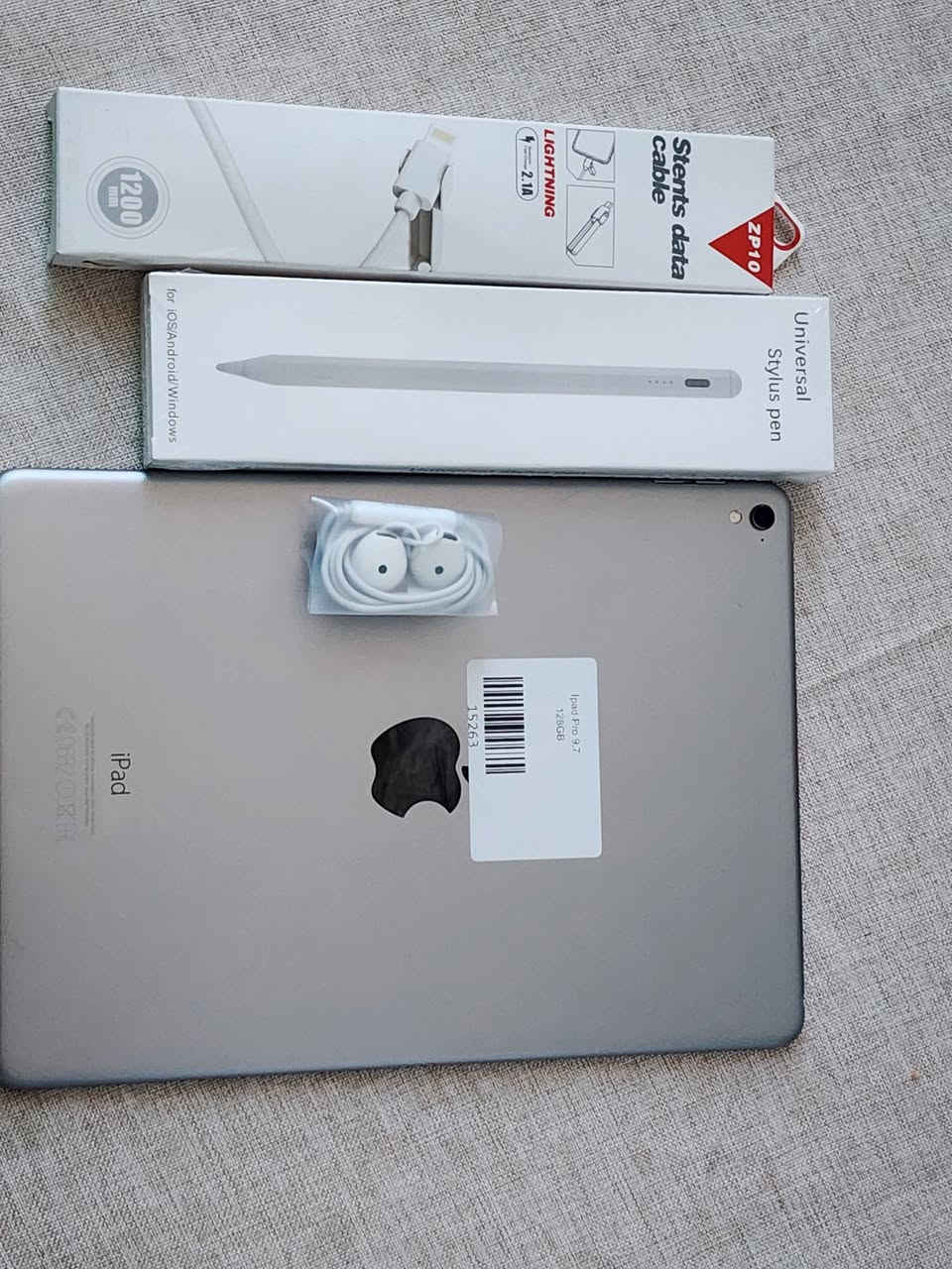 ايباد برو9.7 
ذاكرة 128 كيكا 
نموذج M
شحن ممتاز جدا
وياه كيبل شحن + وسماعات ممتازة +قلم دراسة اصلي تايبسي 
السعر 165الف  قفلة بغداد 
***********
