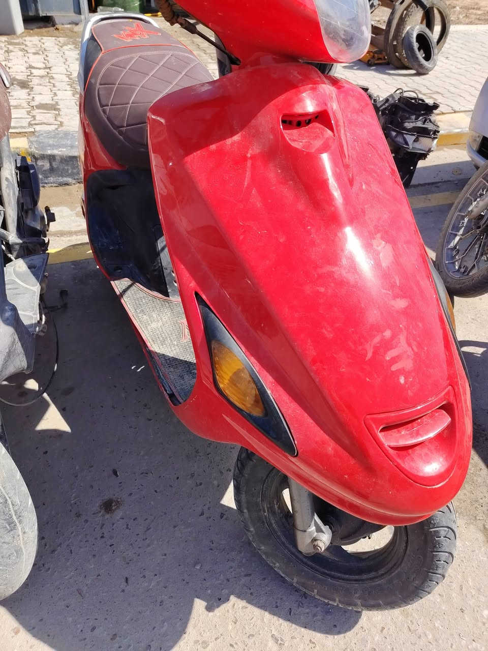 فراشة جديدة وكاملة ماعايزة شي
👈مكينة مال حاوية من الخان ناعمة وسريعه 
👈كفرات وسوادات جدد
👈باتري جديد
👈تايرات جدد
👈لايت زنون
👈دوشمة جنطة وكشن جديد
صارت عليه فوگ ال500
ابيع ب450 لان دراجة جاهزة وكاملة مكاني نجف / حي ابو طالب رقمي ***********
