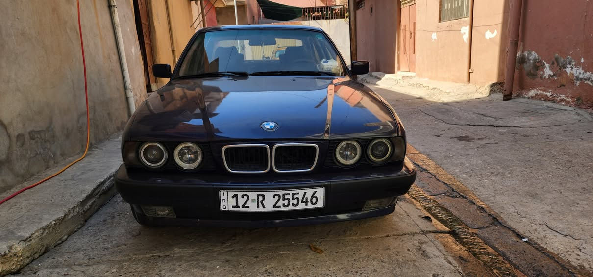 السلام عليكم 
بي ام 1991 525 مسكر عدل
سنوية بسمي كاربون بنزين بيها
نضافة 90 % خير من الله 
تبريد ثلج ❄
بلاكات جديدة 
باتري 90 امبير جديد 
غرفتها حييل نضيفة 
مكينة خير من الله تراي وين ما يعجبك 
الدعامية الورا يعوزها شوية ترتيب 
بل حقيقة احلى من الصور سيارة منصوبة 
السعر 75 وبي مجال خاص مغلق
اسيا ‎***********
كورك ‎***********
عنوان موصل

