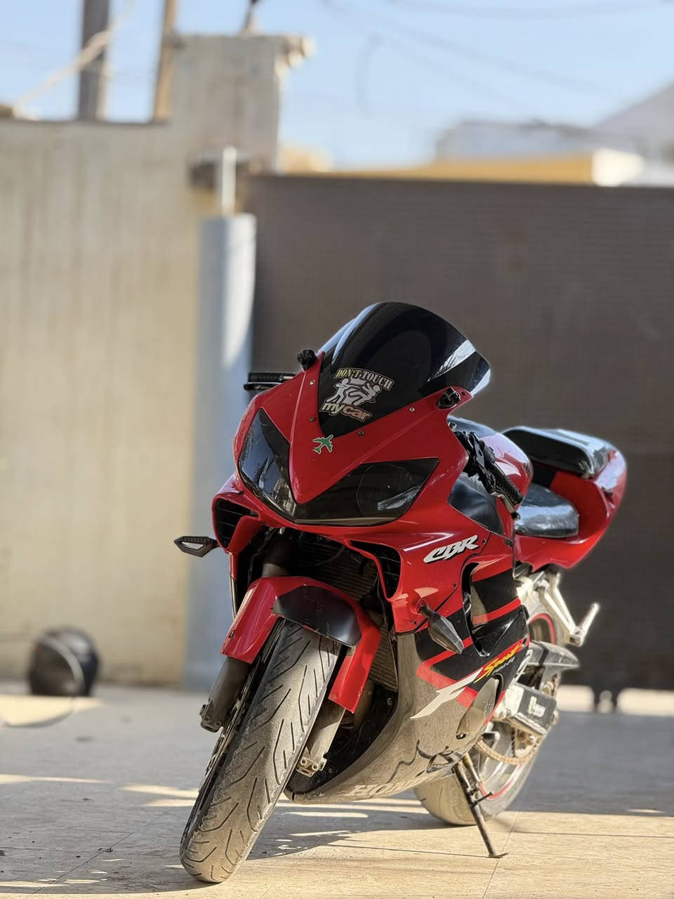 افوراي 2004 مكينة 600 بيها صوت بالمكينة ماعرف ضاغطة و زنجيل او كلجات او بكن المهم اني ابيع على وضعيتها بيها اوراق رايدها بـ ١٨ و بيها مجال قليل مكاني ديالى بعقوبة 
***********
