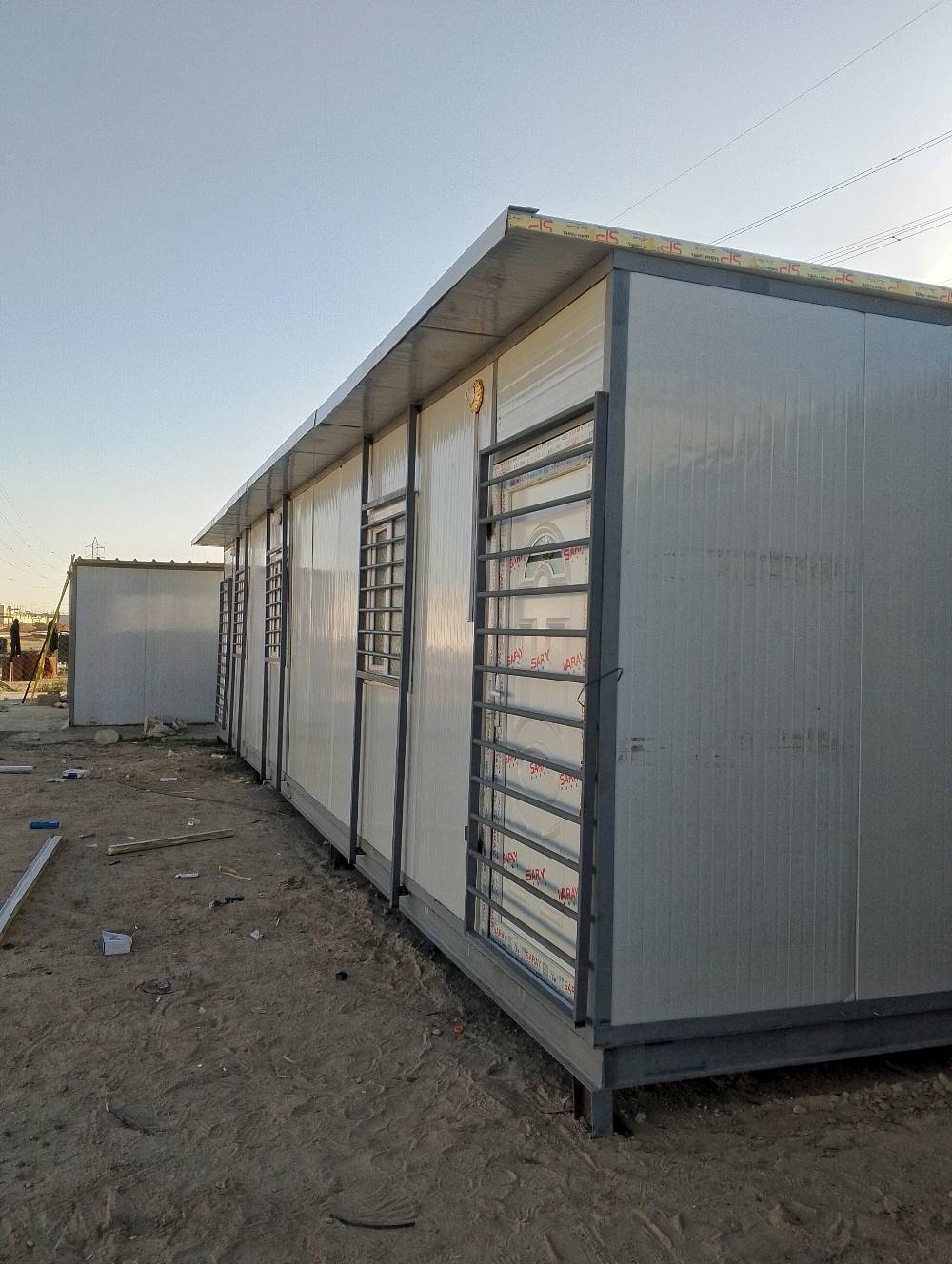 كرفان قياس 6*3 مجهز للعيش جديد غير مستخدم داخله حمام وتواليت ومطبخ وغرفة معيشة متنقل لباقي التفاصيل اتصل ***********