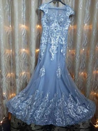 فستان • قياس ٤٢ • ملبوس مرة وحدة