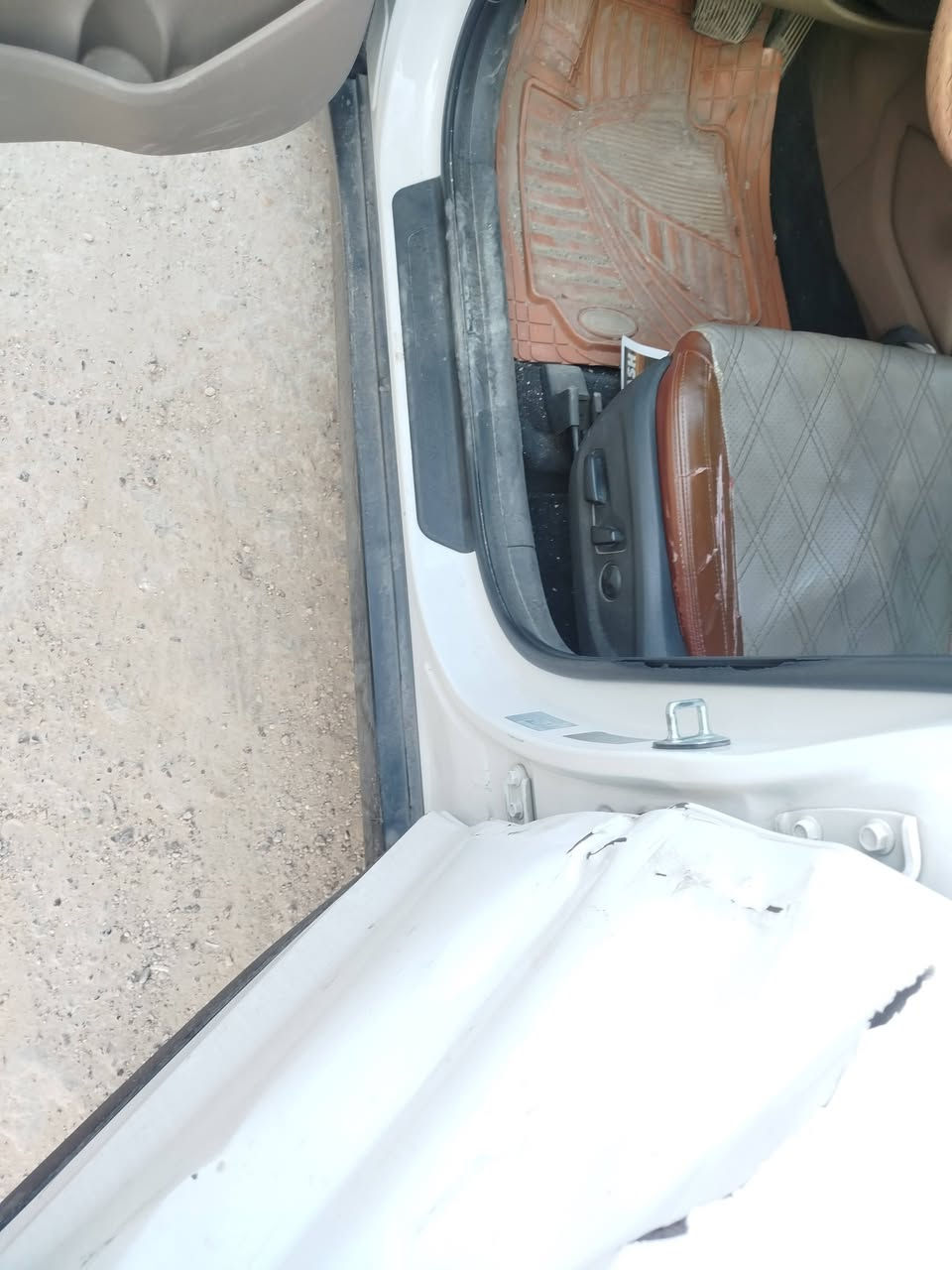 سلام عليكم توسان موديل 20شركة الكاصد على وضها ابيع مابيها اي دواخل بس البيبان السعر 178وهذا رقمي  ***********
