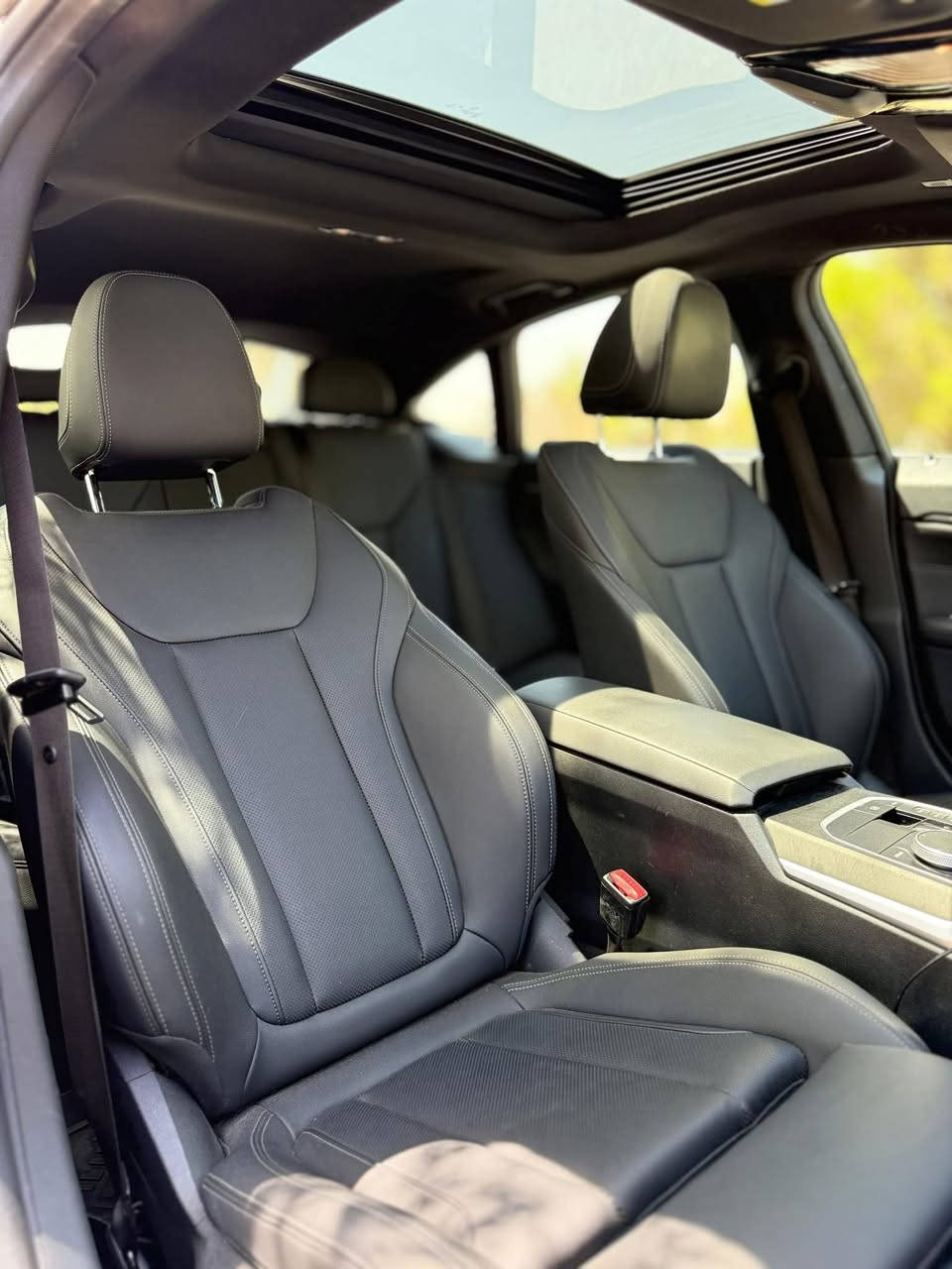 السلام عليكم 
بي ام دبليو BMW i4 Edrive40 2023
كهرباء بالكامل
المواصفات:
  
 بطارية 84 كيلو واط  (الشحنة تمشي 400-500 كيلومتر)
بانوراما
لايتات امامية متحركة عدسة Adaptive laser led 
حساسات امامية وخلفية 
رادات جانبية وامامية
كاميرا  خلفية 
توقف ذاتي 
تنبيه اصدام للمركبات وللاشخاص
محدد ومثبت سرعة + تنبيه الخروج من المسار
نظام الترفيه idrive 8 احدث نظام 
ممكن عرض خريطة ويز على الشاشة الاماميه (امام السائق)
المسافة المقطوعة 27,000 ميل 
مقاعد كهرباء + تسخين مقاعد + تسخين مقود قيادة
اوامر صوتيه في النظام الترفيهي 
السرعة من 0-100 خلال 5 ثواني 
حادث السيارة : الجاملغ الخلفي فقط
بدون ايرباك (ايرباكات سليمة )
السيارة جديدة جداً ونظيفة ومناقصها اي شي 
السعر 31,000$ بيها مجال  
مكان السيارة اربيل / موصل 
رقم الهاتف ***********
