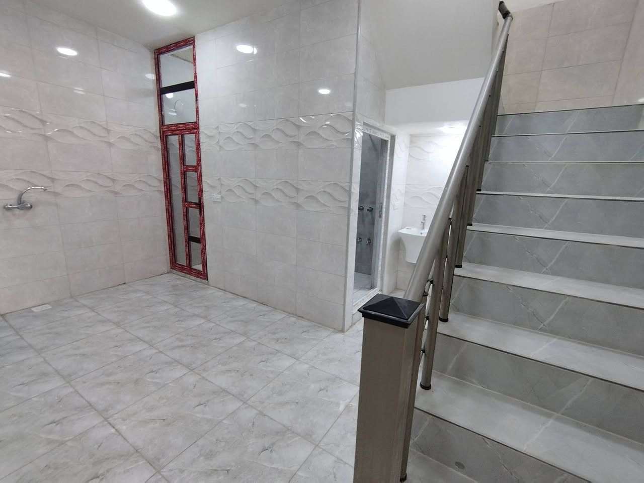 مشتمل للبيع طابو صرف المساحة 50 م بناء حديث لم يسكن بعد يقع في الثعالبة الاولى في التسعتالاف ملاسق شارع حمورابي موقع ممتاز يحتوي على 2غرف نوم و2 خدمات اضلاع منفصلة للاستفسار على الخاص او الاتصال على ***********
