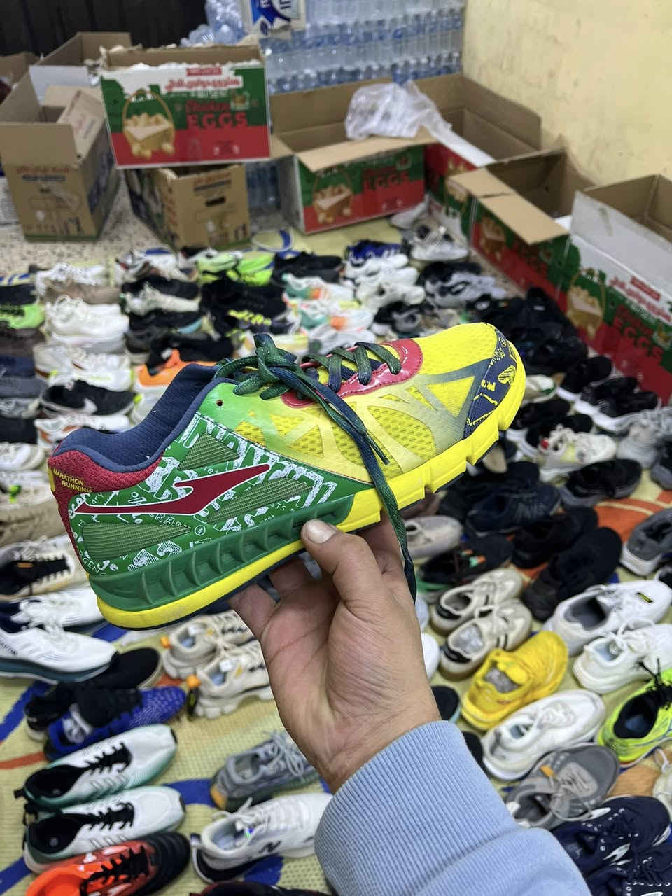 السلام عليكم شباب شلعه مال احذيه للبيع بيه فوك ١٥٠ قطعه كل القياسات موجوده من ٣٩ الى ٤٧ كل المركات موجده السعر مليون ونص العنوان بغداد الشعله شباب اي استفسار ادخلي على الوتساب مامتواجد فيس الرقم ***********
