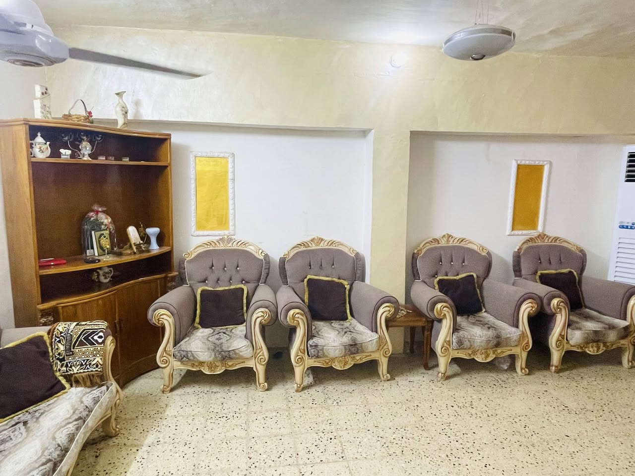 السلام عليكم دار للبيع مساحة 218 م ملك صرف طابقين في باب الخان قرب السوق السعر 150لاستفسار ***********
