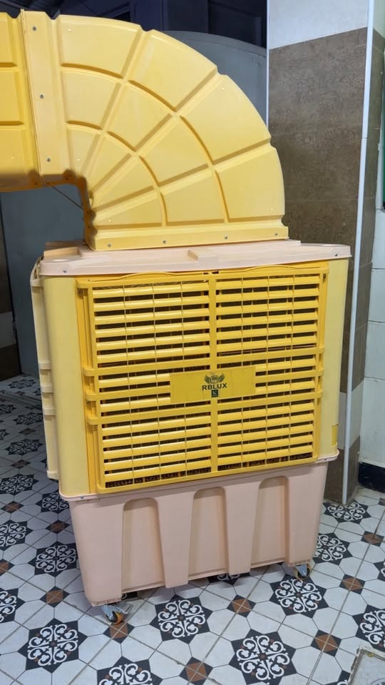 مبردة حجم كبير الارتفاع 2 متر والعرض 1 وربع متر جديدة جداً شغلتها 5 مرات فقط اشتريتها ب 850 الف ابيعها ب 550 الف ملف نحاس ارقى نوع مبردة خزان مياه كبير سبب البيع البيت صغير واحس نريد نطير من تشتغل باردة ثلج ***********
