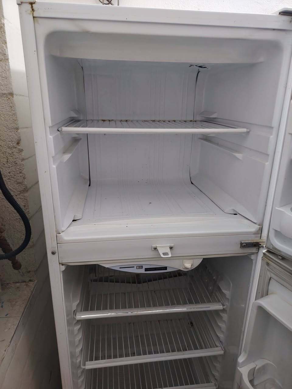 السلام عليكم ثلاجه للبيع نظيفه قدم 18 سعر 200  $***********
