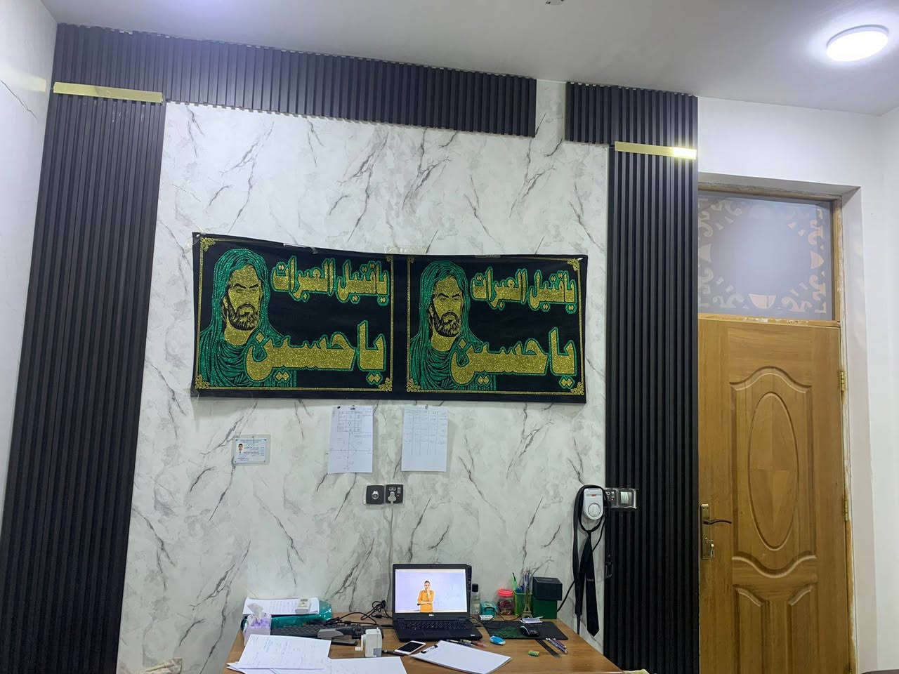 للبيع دار طابو زراعي سند 25 بناء حديث مساحه 200متر طابق واحد غرفتين وصاله ومطبخ وكليدور مجمع  صحيات داخليه وخارجية ومناور عدد 2 وكراج نواقص البيت محجر بايات ستاره عرض الشارع 10متر تبليط العنوان مدخل سنجار فرع حي الرحمن يبعد عن الشارع 150متر قريب جدا خدمات كامله خط كيا مجاري اناره مدارس مستوصف سوك السعر 115 مع الكامنتر قابل للتفاوض مكتب الشمس للعقار 
*********** وات ساب 
+9647855869494
