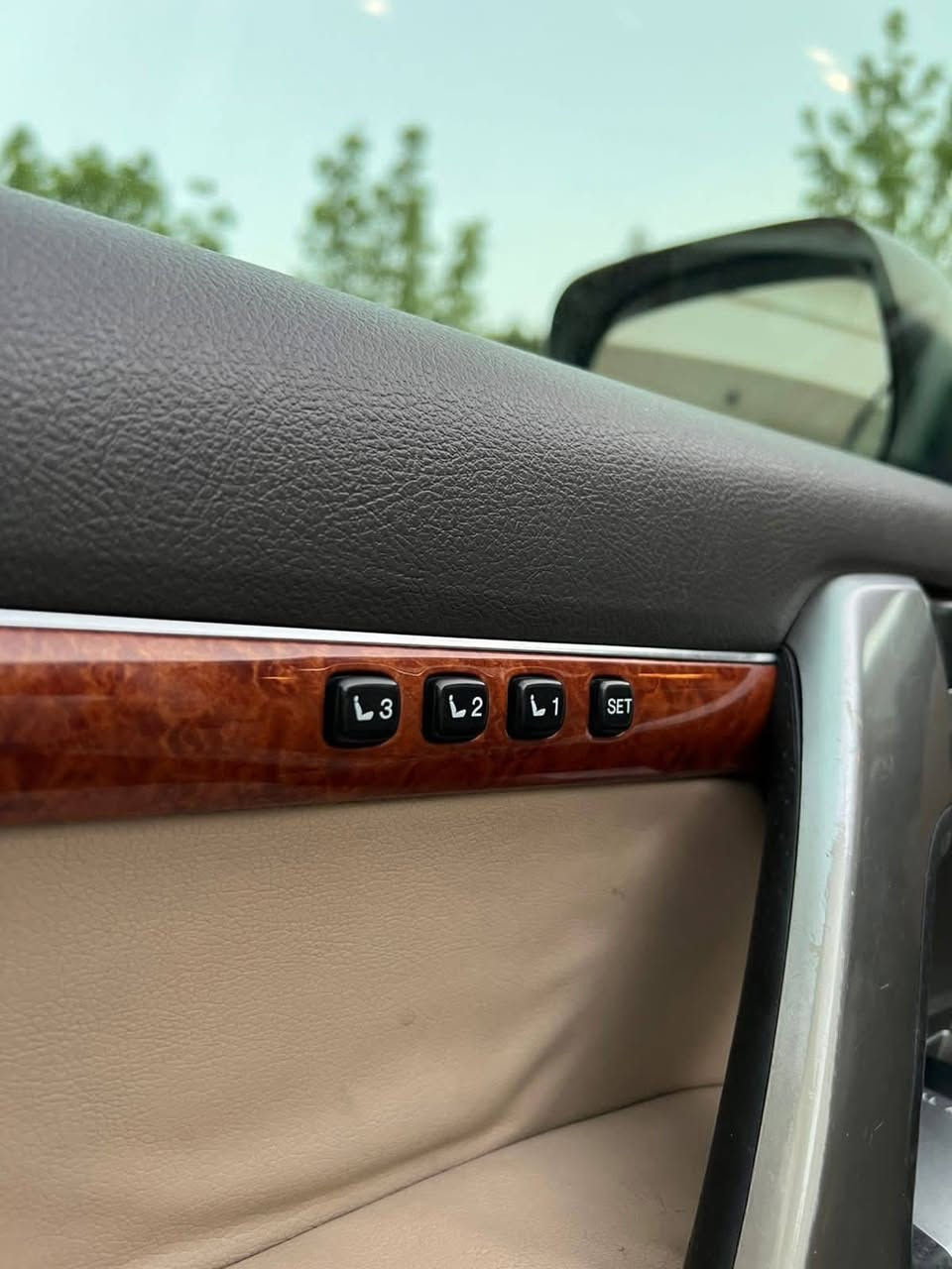 لاند كروز 2013 
( بحالة الوكالة ) كفالة عامة
رقمي للتواصل ***********
مكاني بغداد حي الجهاد 
 فئة ( vxr ) بريم ( اعلئ فئة بلاندكروز )
( رقم شمالي بسمي تحويل تريد او وكالة حاضر )
( فول مواصفات 1/1)
 بصمة وكشنات جلد تدفئة تبريد وكهرباء التحكم 
فتحة سقف كهربائية Sunroof
نظام صوتي وترفيهي متكامل jpl
14 سماعة 
جنطة كهرباء
مرايا شفط  
حساس امامي وخلفي 
اخوان السيارة ماشية 150km حقيقي
كير محرك مكفول 
ماخضه بوكته زيرو من الشركة 
وعلى ايد وحده 
واستخدام شخصي وادامة كاملة من كلشي بحيث ماتصرف عليه ربع دينار
من تخم تاير جديد فيتم بم صدر امامي وخلفي دسكات  
حته ماء راديتر الاصلي وزيتي جدا جديده السيارة ومناقصة شي
وشايف كل الخير الياخضها
السعر المطلوب 420$
