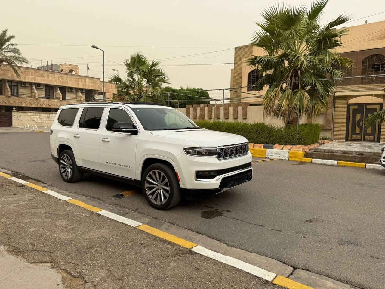 مواصفات سيارة جيب جراند واجونير موديل 2023 "فول" (كاملة المواصفات) تشمل محرك V8 سعة 6.4 لتر، ونظام دفع رباعي، ومقاعد جلدية، ونظام ترفيه متطور مع شاشات متعددة، وفتحة سقف بانورامية، وحزمة مساعدة السائق، وغيرها من الميزات الفاخرة.
جيب كراند واكنير2023 
مواصفات مفصلة:
المحرك: V8 سعة 6.4 لتر.
ناقل الحركة: أوتوماتيكي بـ 8 سرعات.
الدفع: رباعي (4x4) مع نظام تعليق هوائي. 
الميزات الخارجية:
مصابيح أمامية LED.
جنوط ألومنيوم مقاس 22 بوصة.
فتحة سقف بانورامية.
باب خلفي يعمل بالكهرباء.
نظام كاميرات بزاوية 360 درجة.
الميزات الداخلية:
مقاعد جلدية فاخرة مع ميزة التدفئة والتبريد والتدليك.
نظام ترفيه متطور مع شاشات متعددة.
نظام صوتي فاخر من McIntosh.
نظام معلومات وترفيه مع شاشة تعمل باللمس مقاس 12.3 بوصة.
نظام ملاحة متكامل.
ميزة التدليك للمقاعد الأمامية.
إضاءة داخلية محيطة.
نظام تكييف هواء أوتوماتيكي متعدد المناطق.
ميزات السلامة ومساعدة السائق:
نظام تثبيت السرعة التكيفي.
نظام التحذير من مغادرة المسار.
نظام الكبح التلقائي في حالات الطوارئ.
نظام مراقبة النقطة العمياء.
نظام التعرف على لافتات المرور.
نظام المساعدة في الحفاظ على المسار. 
ميزات إضافية:
نظام ترفيه للمقاعد الخلفية مع شاشات وشاشات تعمل باللمس.
ثلاجة مدمجة.
نظام تنقية الهواء.
نظام إضاءة محيطة داخلية. 
ملاحظات: ماشية 37 الف 
 السيارة. فول
رقم صاحب السيارة
‭***********
المكان بغداد
رقم بغداد تحويل ثاني يوم

مواصفات سيارة جيب جراند واجونير موديل 2023 "فول" (كاملة المواصفات) تشمل محرك V8 سعة 6.4 لتر، ونظام دفع رباعي، ومقاعد جلدية، ونظام ترفيه متطور مع شاشات متعددة، وفتحة سقف بانورامية، وحزمة مساعدة السائق، وغيرها من الميزات الفاخرة.
