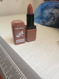 ملابس داخلية • مكياج • عطور