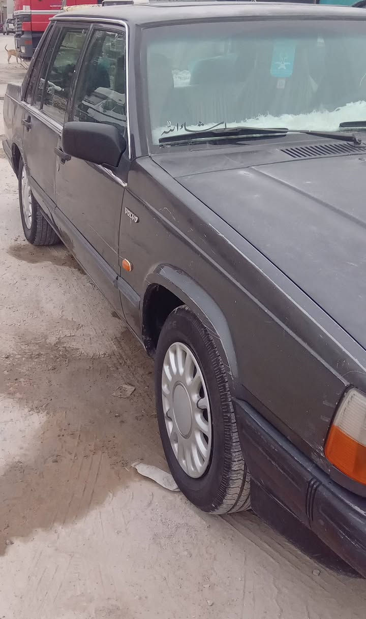 سلام عليكم لبيع سياره فولفو مديل 90 رقم نجف مكينة وكير ابلاديات حدايه نص عمر تخم تاير كهربايته شغاله مكفوله من صبغ وضربه قويه مكان سياره في النجف حي ميسان السعر 31 
***********
