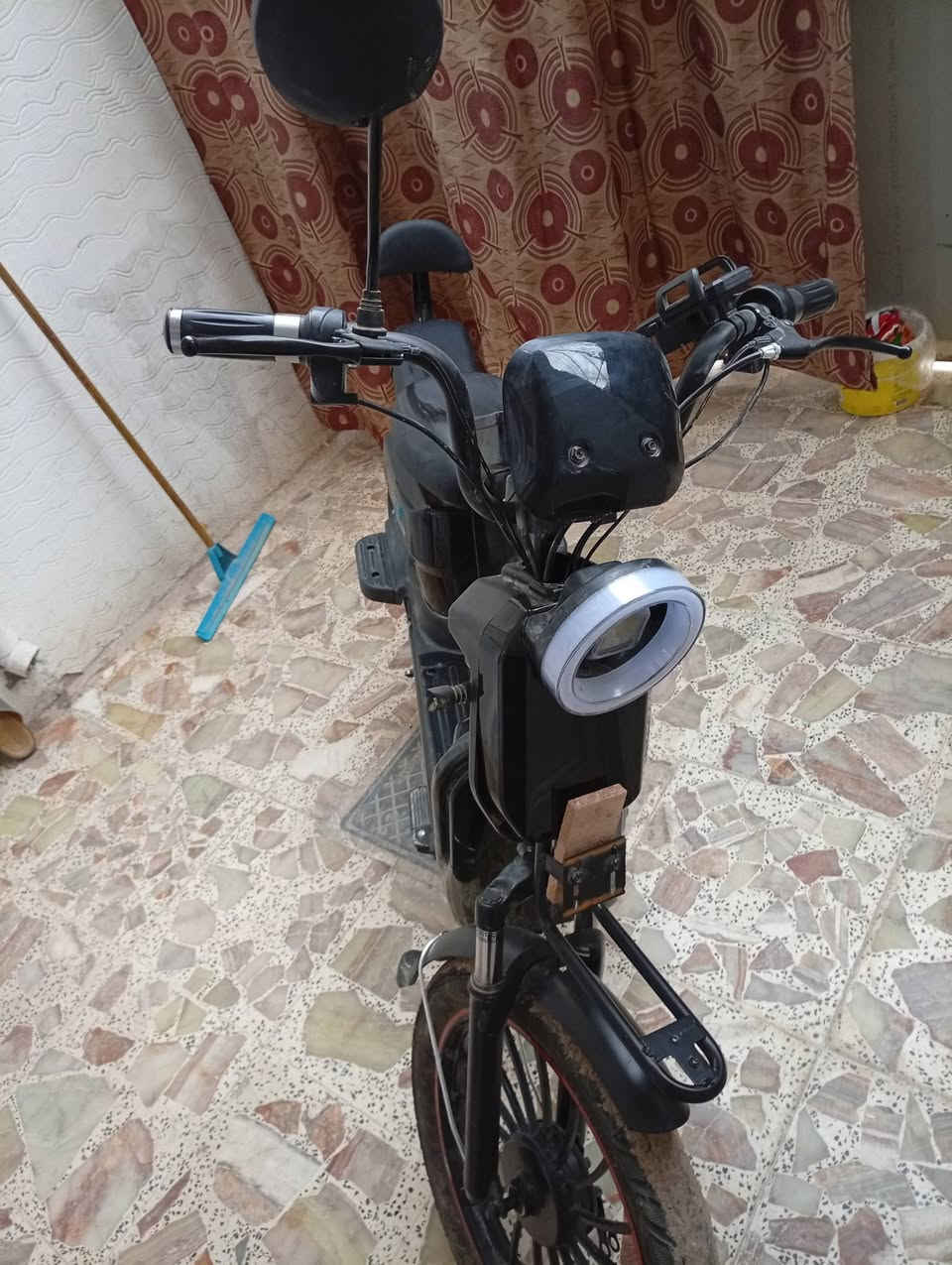 سلام عليكم
دراجة شحن 
حجم 20
5بطاريات 
دراجة جديدة 
بيها فقط عواج قليل بل ماشة 
السعر 400 
*********** واتساب
