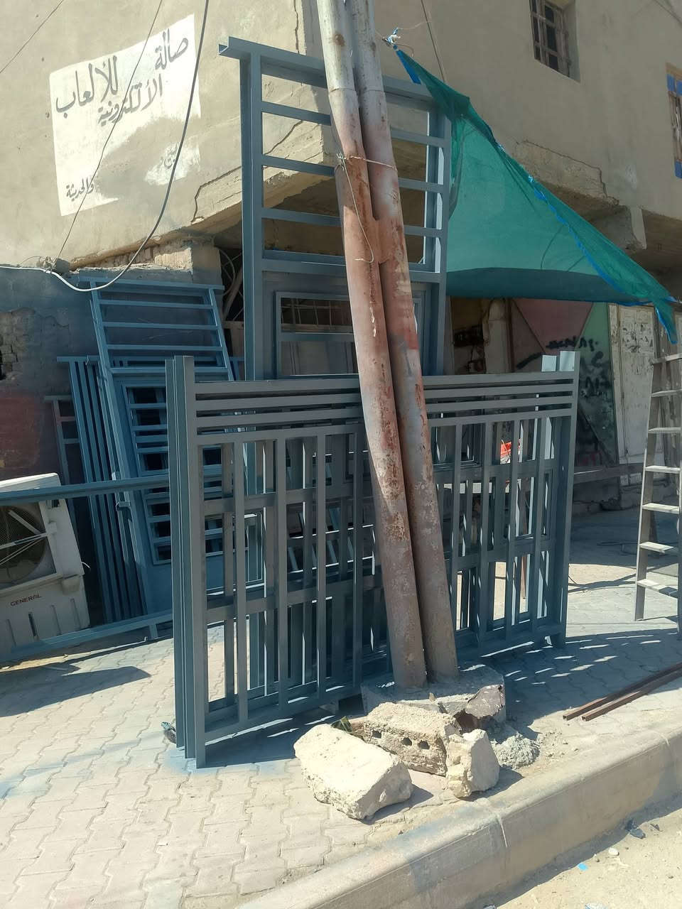 كافه عمال الحداد مكان العمل عماره السود باداره ابو هديل 
***********
