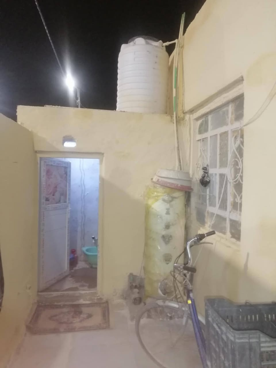 للبيع بيت مساحه ١٠٠ متر طابو زراعي مجمع الجوادين السكني منطقه سيد حبوب وكل الخدمات متوفره سند ٢٥ ومداور سهم بطابو شغل درجه اولى اساس كونكريت مكون من غرفتين وصاله ومطبخ وصحيات وبراني ومناور وصحيات خارجيه وداخليه الاستفسار الاتصال على الرقم ***********
