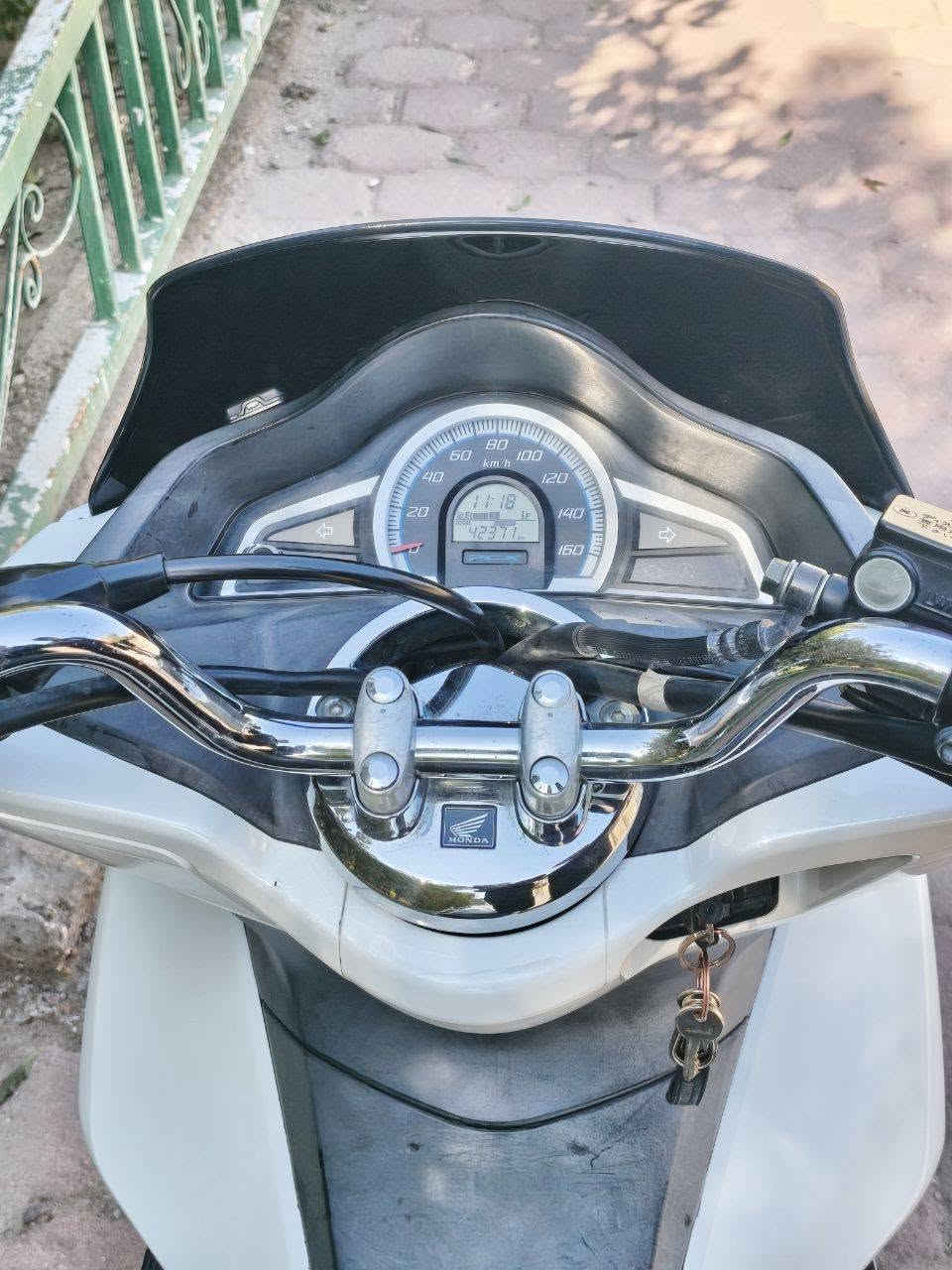 السلام عليكم
دراجة PCX جيل ثاني 
الموديل 2016 
محرك   150 سيسي
صارله تقريباً ثلاث أشهر من نازله من الرمبه 

مواصفات 
حساس ازدحام 
حساس دهن 
حساس استان صفح 
جهاز GBS نقص كارت 
صالنه رياضي 

تبديل دهن موتل 
وبانزين محسن 

العنوان كوت حي الجهاد 
للاستفسار واتساب ***********
