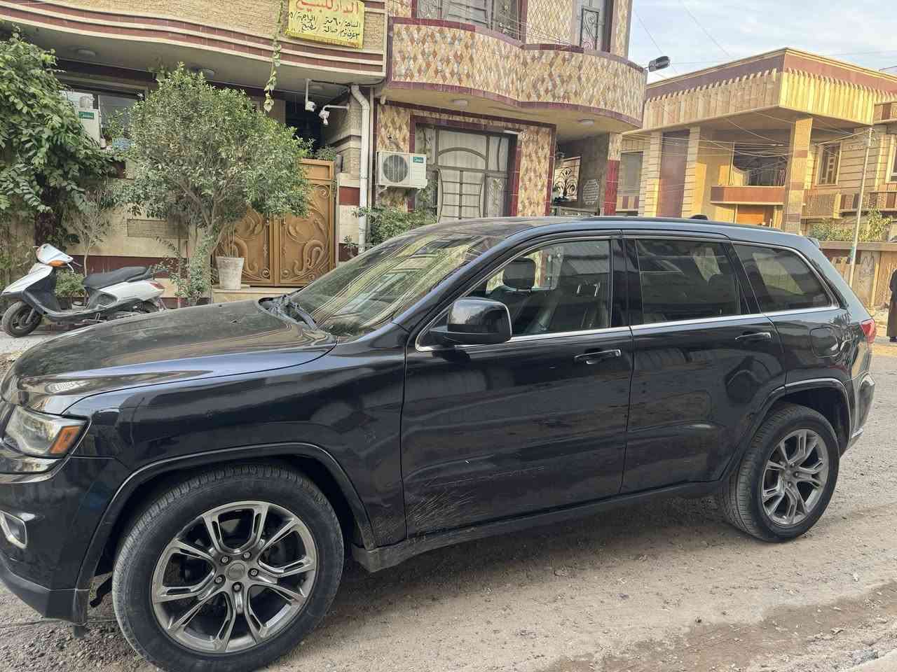 السلام عليكم 
جيب 14 شيروكي وارد امريكي سوده فول مواصفات 
حادثها جاملغات ثنين وبنيد وشبر من باب السايق
كير ومكينة مكفوله فقط بعض النواقص بالصدر  
السعر $170 وبيها مجال مكاني بغداد 
رقمي  ***********
