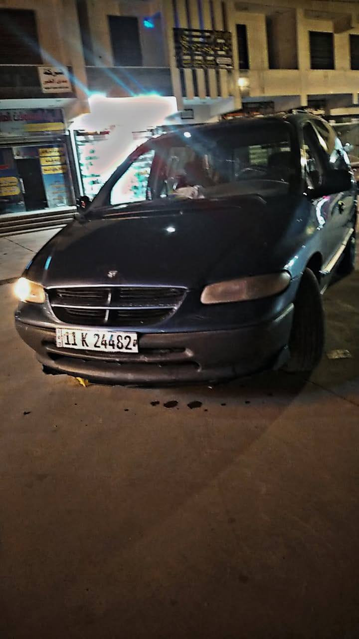 السلام عليكم من رخصة الادمن دوج كرفان موديل 1996 رقم بغداد السنوية 28 بأسمي سيارة خير من الله مال جناي كير ومكينة جدد بلاديات تبريد شغال كهربائيات كلها شغالة دواخل كلها جدد باتري وفيت بم جدد السيارة احلا من الصورة بس الصدر الامامي نص عمر المكان بغداد السعر 53 بيها مجال قليل حك الجية   ***********
