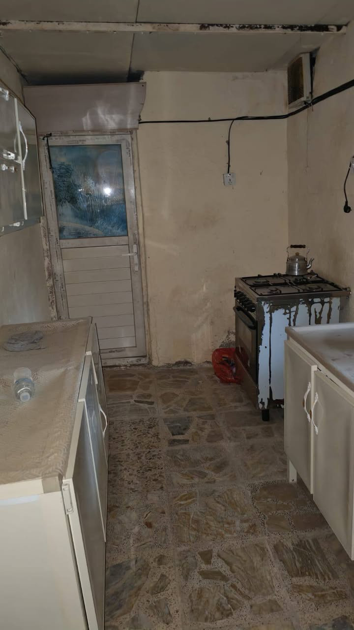 🏡 للبيع – بيت تجاوز مرتب وجاهز للسكن
يُعرض للبيع بيت تجاوز بمساحة 75 متر²، مرتب وجاهز للسكن، ولا يحتاج أي مصاريف إضافية.

مواصفات البيت:

غرفة نوم.

استقبال (صالة).

مطبخ.

حمام.

حوش مرتب.

✅ البيت جديد وكامل مكمل. ✅ الكهرباء متوفرة. ✅ الماء متوفر. ✅ المجاري جاهزة. ✅ جاهز للسكن مباشرة.

للاستفسار أو المعاينة، يُرجى التواصل على الخاص.***********

السعر 5,700وبي مجال للبيت كامل من كل نواحي. 
 
العنوان الشعلة الغربي فوج اطوارة
