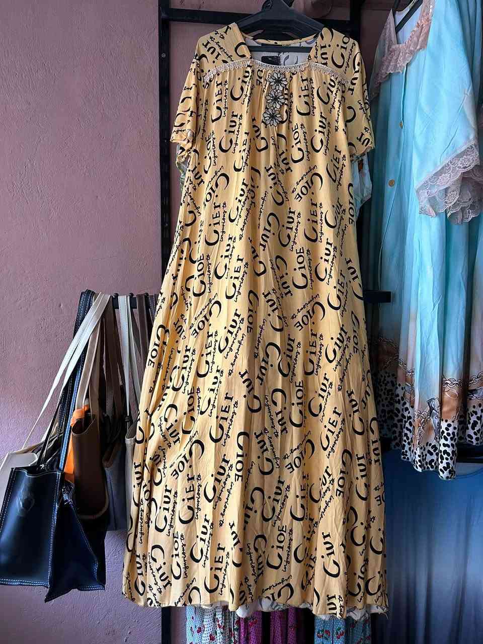 شلعه ملابس نسائي من ضمنهم ٢٥ قطعه دشداشه نسائي شلعه وطويل سعر القطعه ٥ الاف بجملتهم مكاني طهمازيه يتوفر توصيل ***********
