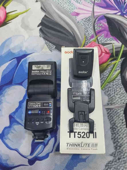 السلام عليكم للبيع فلاش كامره 520TT نظيف كلش شغال مع اتريگر وكارتونه وبطاريات4 سعر ب55وبيهامجال الشراي 
وستان ثلاثي كبير جديد مع كارتونه سعر ب40وبي مجال الشراي مكاني بغداد ساحة عدن رقم *********** او خاص
