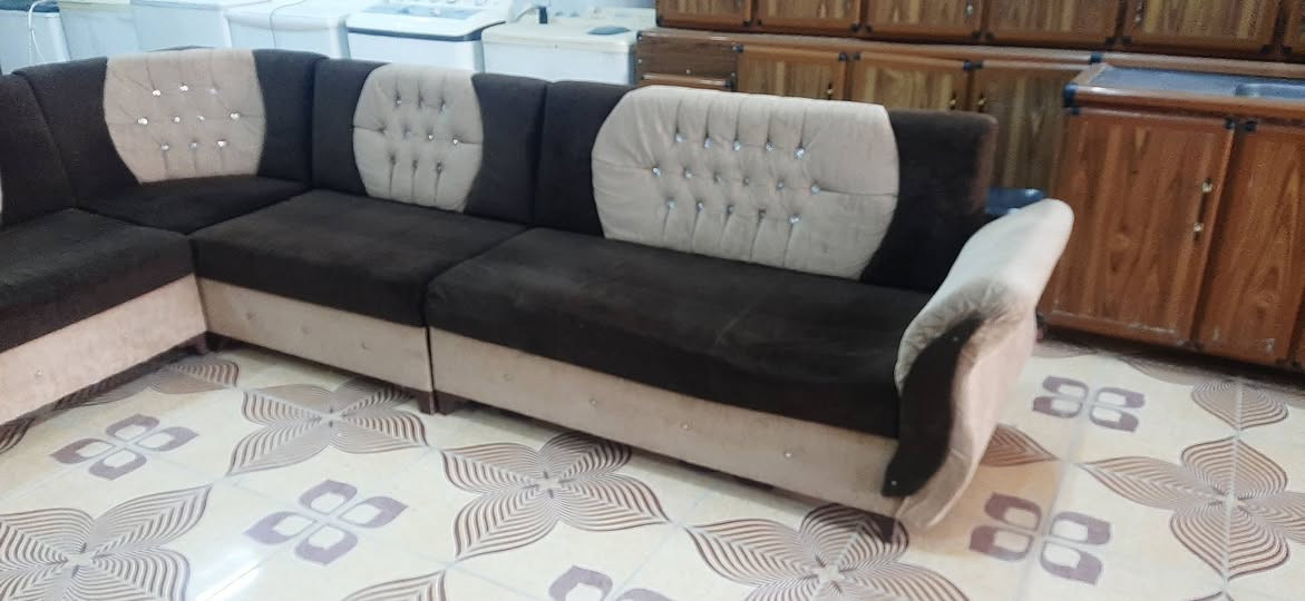 معرض العماد//ديوان مستخدم نضيف اي عيب مبي بشرط النضافه للأستفسار ***********//*********** كركوك, العراق
