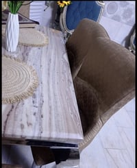 ميز مرمر • ٤ مقاعد • نضيف