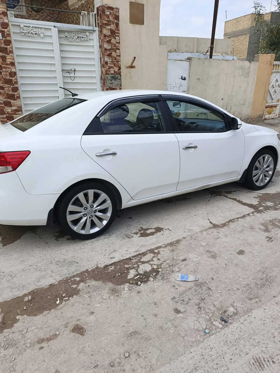 سلام عليكم للبيع سيراتو موديل 2013 
بيها شبرين صبغ بس والباقي مكفوله كفاله عامه حتى الدعاميات مكفوله وحتى من البارد سياره جديده وعلى ايد وحده من الزيرو لحد الان ابد ما متعوبه محرك 1600 ما مفتوح كير ما مفتوح حداديه جديده من طول لطول تراي زيرو بيها تخم تاير جديد ومكفوله حتى من الفتح كلها وضع شركه داخلها جديد مواصفات ليد نهاري حاكيه وبلوتوث اشاير بلمري مر شفط يدات ستيل ويل كب شفتات ستيرن صالنصه رياضي ارقام وهزه وفحص كله جديد لل 2029 تحويل مباشر السعر 105 وبيها مجال بسيط مكاني بابل القاسم ***********. ***********4
