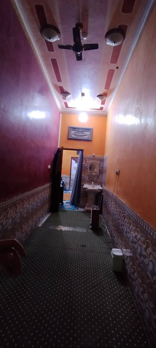 بيت للبيع طابقين
الطابق الاول يتكون من غرفتين وصاله وديوانيه ومطبخ وصحيات داخليه وخارجيه وساحه كبيره

الطابق الثاني يتكون من ثلاث غرف وصاله وصحيات

مساحه البيت (200)م

 البيت بناء نضيف شغل مرتب درجه اولى كونكريت الطابق الاول طابوق ورباطات وبيت مرتب الطابق الثاني فرمستون 

العنوان /سوق الشيوخ /الحي العسكري / شارع الاطفاء / مقابيل موكب الصديقه ع شارع الاطفاء الرئيسي قرب مدرسه ابراهيم المجاب 

للاستفسار الاتصال على الرقم ***********
