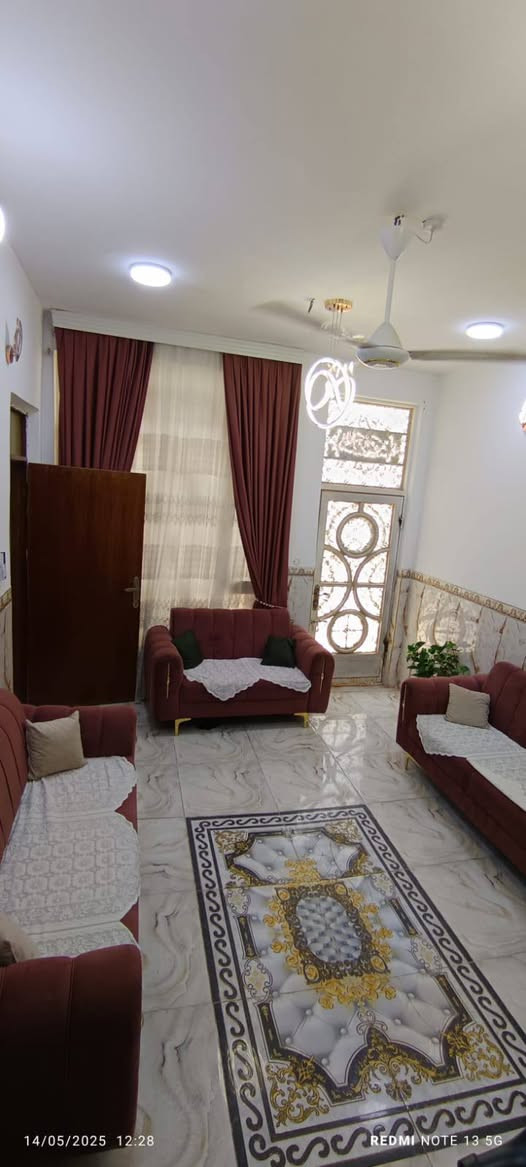 مشتمل  100 ركن مربع بالسياسيين 
طابقين الاول استقبال وغرفة نوم ومطبخ وصحيات 
والثاني غرفتين وصحيات

للاستفسار
***********
***********
