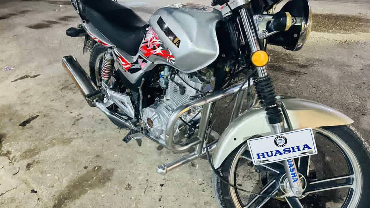 سلام عليكم 
هايوشا 2020 لون رصاصي 
باب اول Hواحد
الدراجه نضافة 95%
محرك ما مفتوح 
اوراقها موجودة 
تشغيل عن بعد
رقم تواصل ***********
