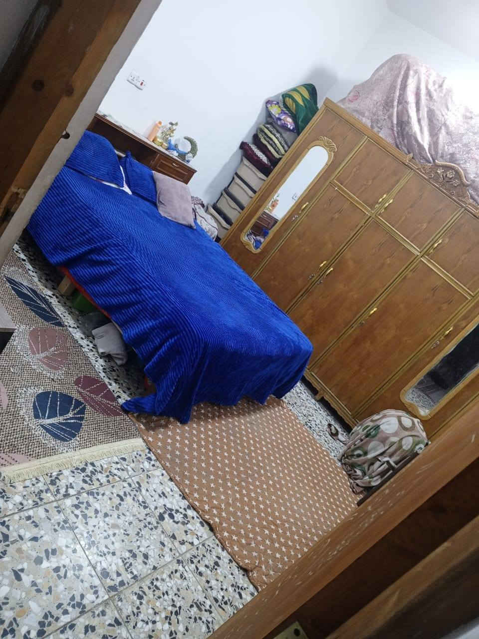 105متر واجهة 7 نزال 15 طابق واحد 2 غرف وستقبال وصالة ومطبخ 2 مناور صحيات جوة وبرة صطح وزيكام وشتايكرالامين  سكينه الزراعي قرب بانزين خانة الجبهه ***********
