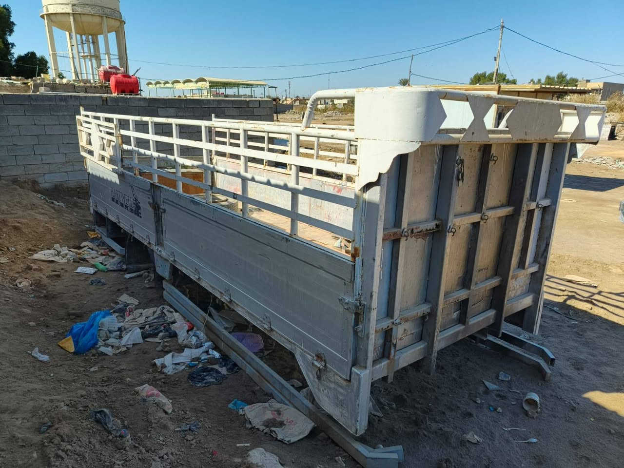 السلام عليكم بدي للبيع طول 6 وربع قواطع حديد صفاح 70 السعر 15 وبي مجال مكاني الديوانيه للاستفسار اتصل *********** ابو منتظر
