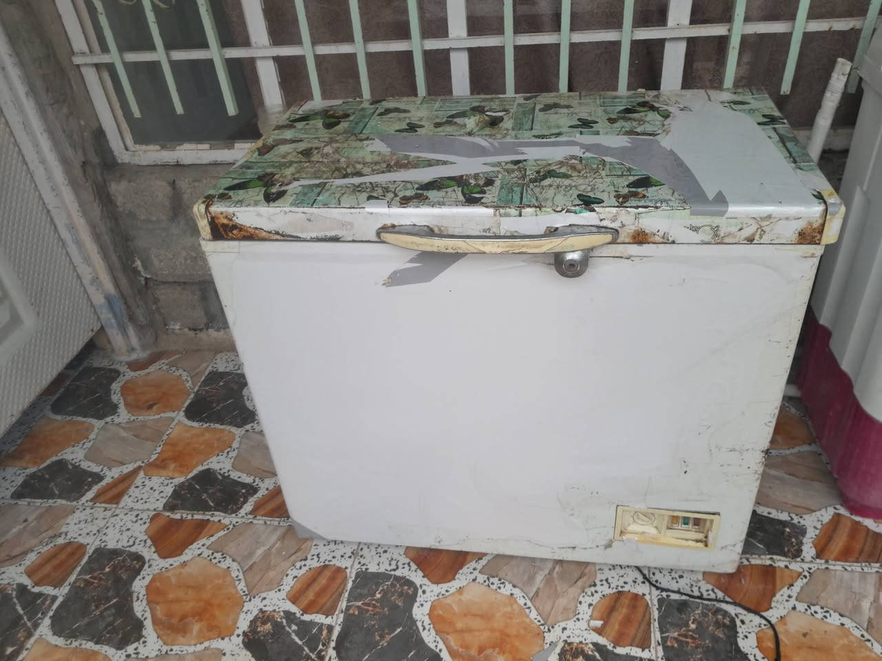 براد كماواضح بصوره الفريزر خارجي تجميد فول شرط التجميد بس الباب تعبان والباقي شرط شغل تجميد شرط والسعر 60 للإستفسار بي وتساب ***********

