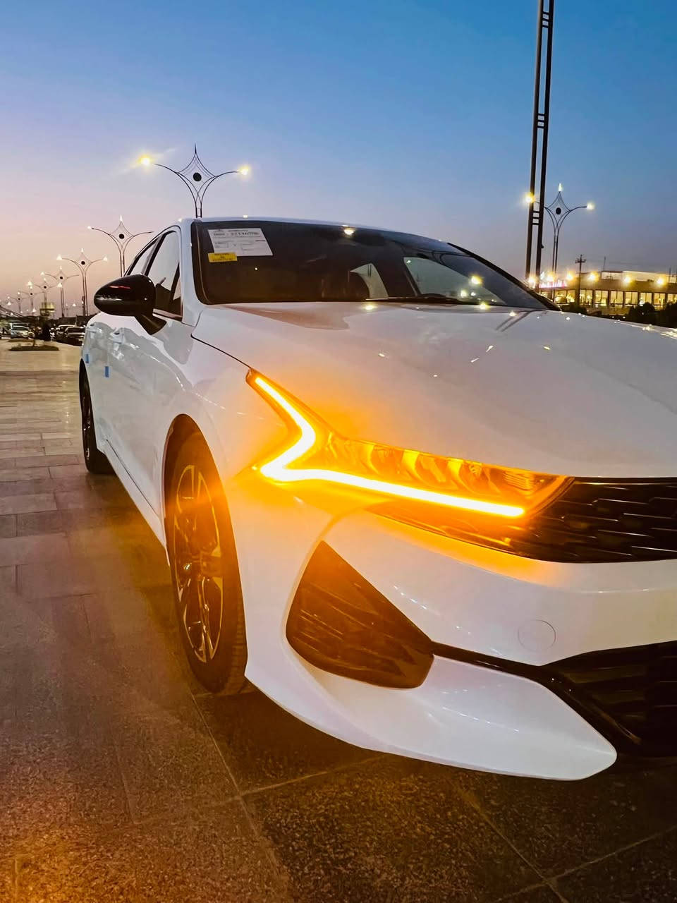 السلام عليكم

  كي فايف 2022 لون ابيض 
رقم بغداد حره تحويل 

وارد امريكي 
محرك 1600 تيربو   
ماشيه  39  

مواصفات فول المعروفه جيتي لاين
حادث قطعه وحده بنيد بدون دواخل 
حادث كلش حلو 
السياره جديده جداً .

مكاني سوق الشيوخ 
***********

