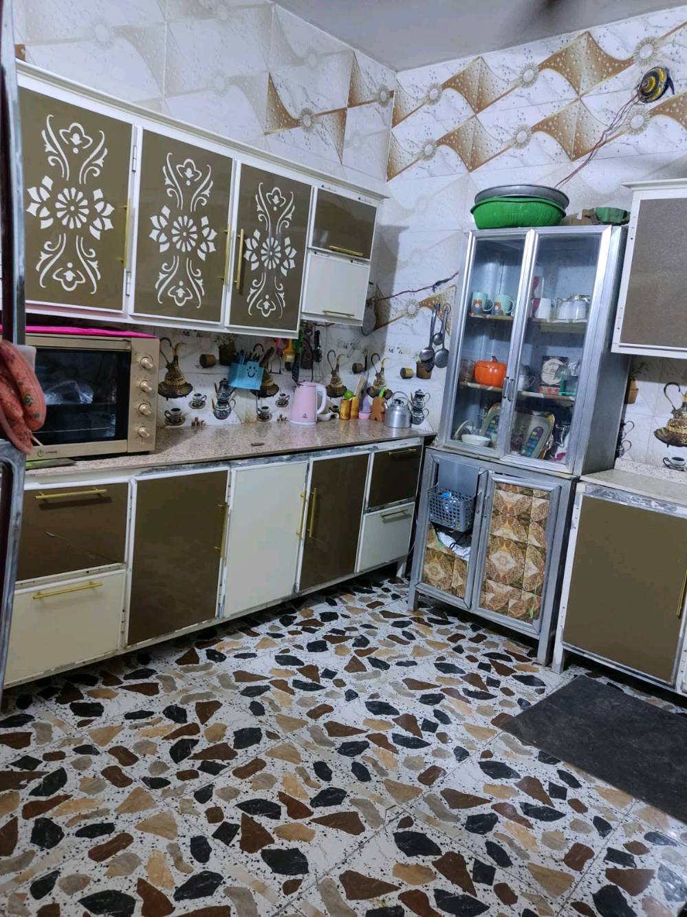 بيت في منطقه سيد خضير زراعي مساحته 270  وبي وصل تطويب مبني بي 4 غرف وصاله ودوانيه 8 امتار
وصحيات الغرفه الرابعه عوزهه لبخ ومطبخ كله سراميك ليفوك بي خطين كهرباء ومولد خط ذهبي خدمات متكامله ومدارس يمه السعر البيت 35 مع تفاوض 