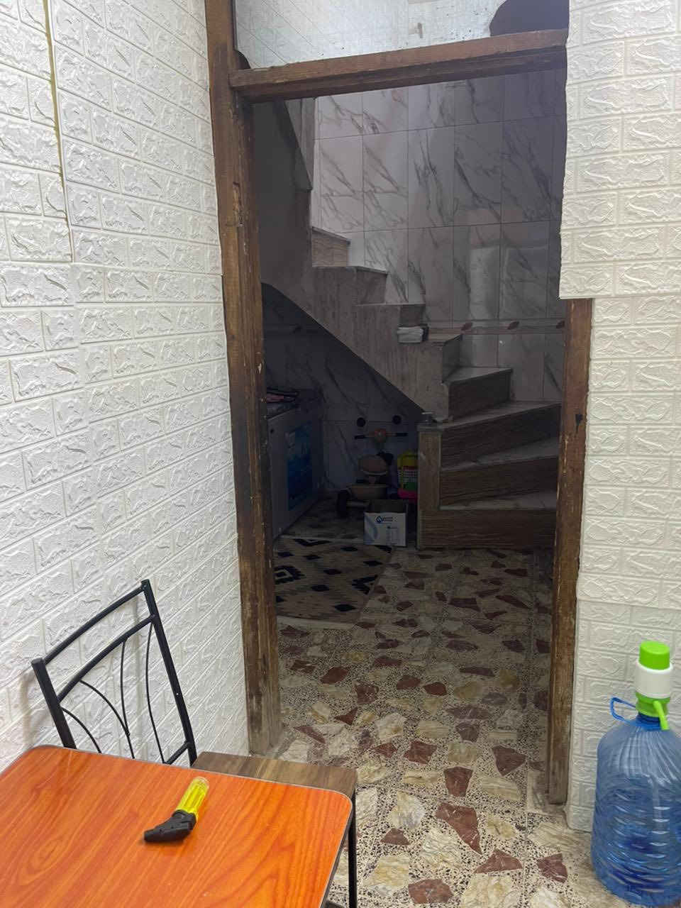 سلام عليكم بيت ٧٥ م طابقين
واجهة ١٠ م نزال ٧.٥ بيت كامل الحمد الله مناقصة شي ابد زراعي سند محكمة 
البلديات / زراعي 
منطقة ضياء الحلفي شارع حسينية سيد صلاح 🖤  
الطابق الاول 
البناء استقبال معزول مطبخ معزول صالة او حولي وغرفة نوم وترك وصحيات 
الطابق الثاني غرفتين نوم وحدة جبيرة ع الاستقبال والثانية ع المطبخ وسط وحولي جبير وصحيات وحدة 
الدرج دوار مرتب 
وراها بيتونة وتصعد للسطح 
فقط الواجهية طابوك 
مسويلها محجر خارجي غير الكراج وموضح بالصور 
المنطقة كاملة خدمات كاملة تبليط مي كهرباء 
السعر مناسب بالنسبة الاسعار اتصل وتدلل اكو واتساب كذالك 
(***********)
