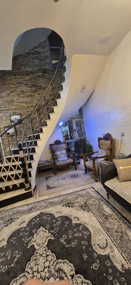 السلام عليكم ورحمة الله 
بيت للإيجار مساحه ١٠٥ متر  بناء حديث ٣ طوابق عدد غرف النوم ٥ و الحمامات ٣ و صالات ٢
العنوان الدوره ابو طياره 
قرب روزه مول
للاستفسار
***********
