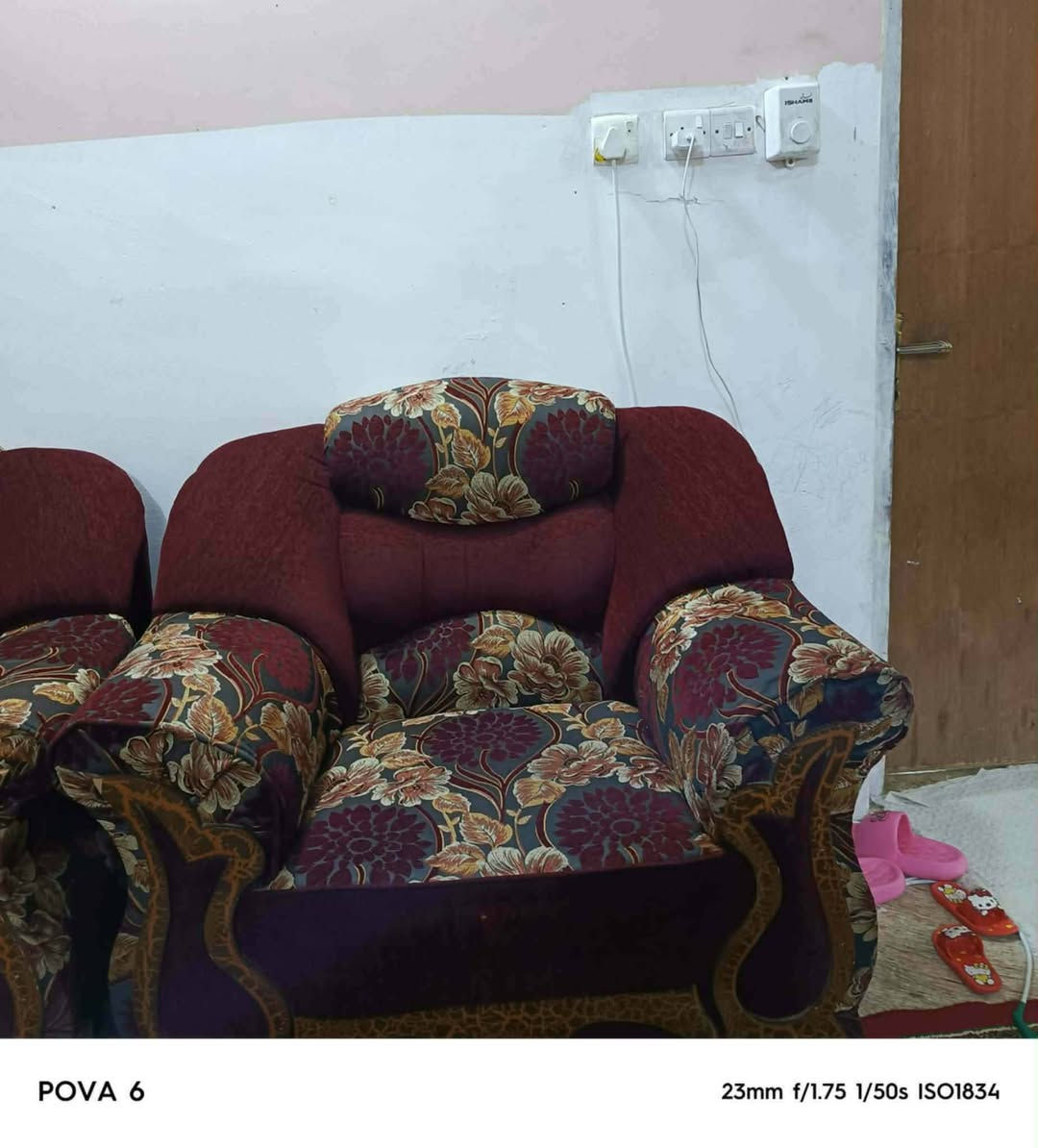 تخم للبيع ١٠ مقاعد نظيف السعر ٢٠٠ بي مجال
مكان حي نزال
 الرقم *********** لشراي 
إشارة الأصدقاء
