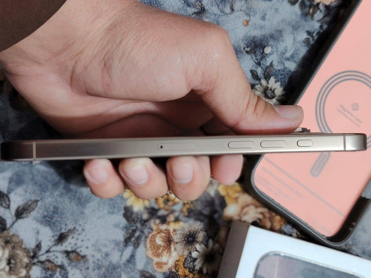 سلام عليكم للبيع ايفون  ١٦ برو ماكس ذاكره ٢٥٦ ضمان ماستر لون ذهبي كامل ملحقات نضافه ١٠٠% بطاريه ١٠٠ عدد دورات الشحن ١٧٦  المكان بغداد بسمايه السعر ١٥٥٠ الف الرقم ***********
