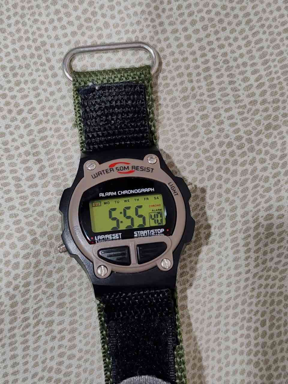 ساعة أصلية النظافة واضحة بالصور
النوع: ساعة رقمية رياضية (Digital Watch)
الحركة: كوارتز رقمي (Quartz Digital Movement)
الشاشة: شاشة LCD رقمية واضحة
مقاومة الماء: 50M Water Resist
المزايا:
منبه (Alarm)
كرونوغراف / ستوب ووتش (Stopwatch)
عرض اليوم والتاريخ
توقيت 12 / 24 ساعة
إضاءة ليلية (Light)
تسجيل لفة التوقيت (Lap)
السعر ٤٠ الف موجود مكاني بغداد و موجود توصيل


**إذا كنت صاحب هذا الإعلان وتريد حذفه لأي سبب، رجاءا أرسل رسالة إلى الدعم الفني**
