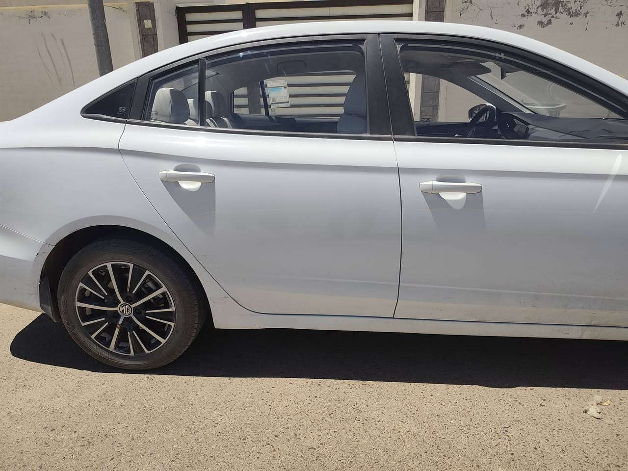 السلام عليكم ورحمة الله وبركاته 
MG5 plus 2025 

السيارة ماشية ٢٠ الف
المحرك 1500 تنفس طبيعي
السيارة فئة comfort مواصفات نص فول
بصمة تشغيل وابواب
قطعتين تبريد 
هاند بريك بصمة
شاشة ابل كار بلي واندرويد
حساس خلفي
حساس ضغط اطارات
لايت زينون
لد نهاري
اشاير بالمري
كروس سرعة

*** السيارة بضمان الشركة وتبديل الدهن حصراً بالشركة 
ضمان الشركة ٥ سنوات أو ٢٠٠ الف كيلو.

*** السيارة بيها ملاحظات   
١. الدعامية الأمامية مصبوغة .
٢. بيها رصعة بالصندوق.
٣. الجاملغ الامامي بي شخطة .
٤. طخة بالدوسة الخلفية جهة اليمين.

السعر 115$
وبيه مجال بسيط 
مكاني الفلوجة أو بغداد  ***********
