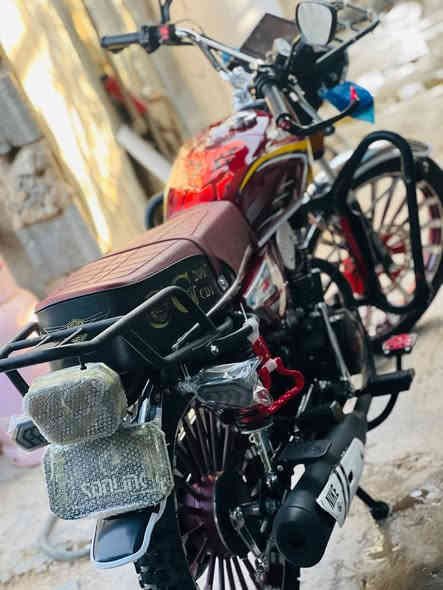 للبيع دراجة ايراني موديل 2025ضاغطة وزنجيل دراجه خير من الله جديدة بعدهي مال بيت مضمونة للأمانة دفعولي مليون وخمسين الف وما بعت السعر لي رايدة 1,150يعني قفل 1100من لاخير تجي وتشوف دراجة نضيفة لي شراي يراسلني واتساب او يتصل *********** العنوان 5كيلو
