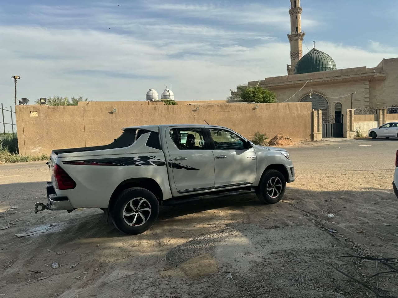 السلام عليكم للبيع تيوتا هايلوكس تي آر دي سعودي باب اول ام المنفاخ 2020مكفوله من الصبغ والتبديل والبارد والشخط ماشيه 75 الف فقط رقم بغداد مميز بسمي سعرها 335وبيهه مجال لشراي مكاني بغداد حي الحسين الاستفسار  ‭***********
