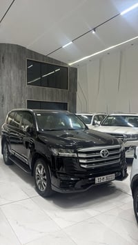 لاندكروز اسود وابيض للبيع  2024 ثنينهم بريم اصل السوده ماشيه ٤٥ والبيض...