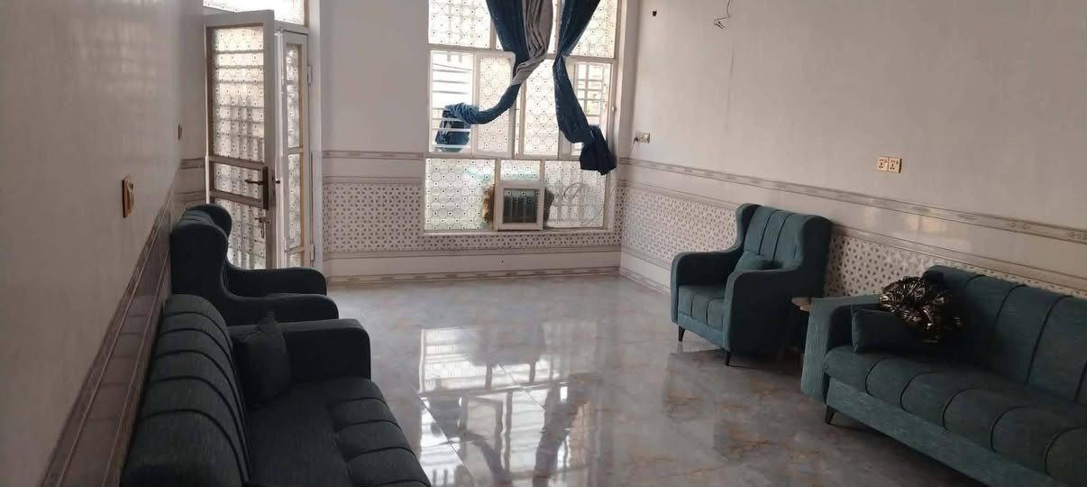سلام عليكم بيت لبيع في حي الامين ملعب شهيد جمال
المساحه200 متر يبعد عن الشرع 150متر طابقين اساس رفت كافت خدمات  ما متواجد عل فيس  السعر خاص ***********

