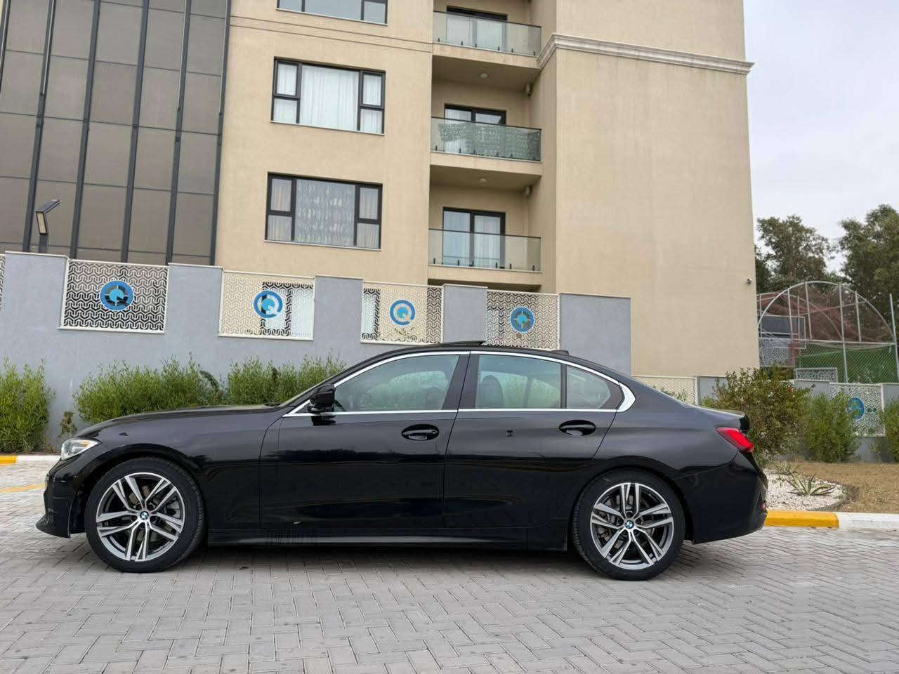 بي ام موديل 2019 330 bmw بانزين 

اللون اسود 

السيارة 1/1 

مواصفاتها
فتـحة سـقف  
بصمة تشغيل + 4 بيبان بصمة 
وترحيب 
الكشنات جلد لون اسود 
كشنات ثنين كهرباء وكشن السايق خزن ميموري وتدفئة بل الكشنات الامامية 
شفتات بل الستيرن وتدفئة بل الستيرن 
داتشو عرض ع الجامة الامامية 
كيج الكتروني 
 اشارة بل المري ونقاط عمياء والمري شفط وايضآ قلاب 
قطعتين تبريد والقطعة الخلفية ايضآ منفصل 
دشبول متغير الالوان من الشاشة بلادي 
حساسات خلفية وامامية وتعرضلك بل الشاشة  
رادار امامي تحديد مسار والتعرف ع الاشخاص والسيارات 
لايت داينمگ متحرك وترحيب عند التشغيل 
تكدر تضبط توقيت للسيارة تشتغل بل الوقت الي تريدها وتطفى بل الوقت الي تريدة من الشاشة 
اوتو تبريد واوتو لايت واتو ماسحات 
تعلي وتنصي الاغاني بدون متلمس الشاشة عن بعد
انضمة القيادة وتتغير الشاشة حسب نوع القيادة 
اوتو هولد والسايد بريك دكمة ودكمة لاطفاء الحساسات
ماوس تحكم بل الشاشة 
محرك السيارة 2000 توين بور توربو 

حادث جاملغ خلفي وصندوق 
وصور الحادث والسونار مرفقه 

السعر 198

مكان السياره بغداد حي الاطباء بلجهاد قرب خدمي شارع المطار للتواصل ***********
